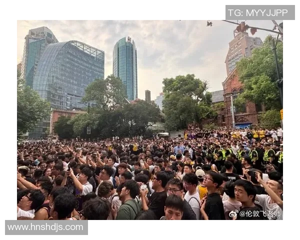 万人空巷热情涌动足球巨星抵达机场现场球迷热烈接机